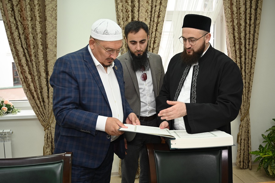 Мөфти Камил хәзрәт Идел буе мөселманнары Диния нәзарәте башлыгы Мөкаддәс хәзрәт Бибарсов белән очрашты